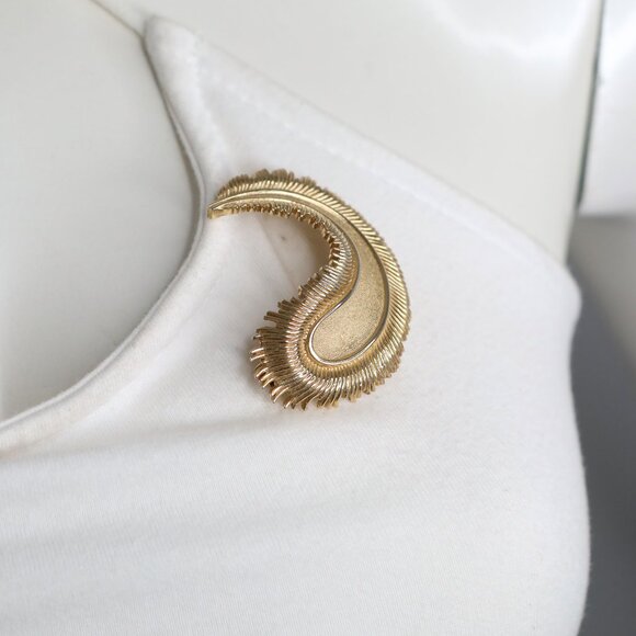 Vintage CROWN TRIFARI Signed Gold Tone Textured Feather Brooch Pin Mid-Century - Picture 5 of 11